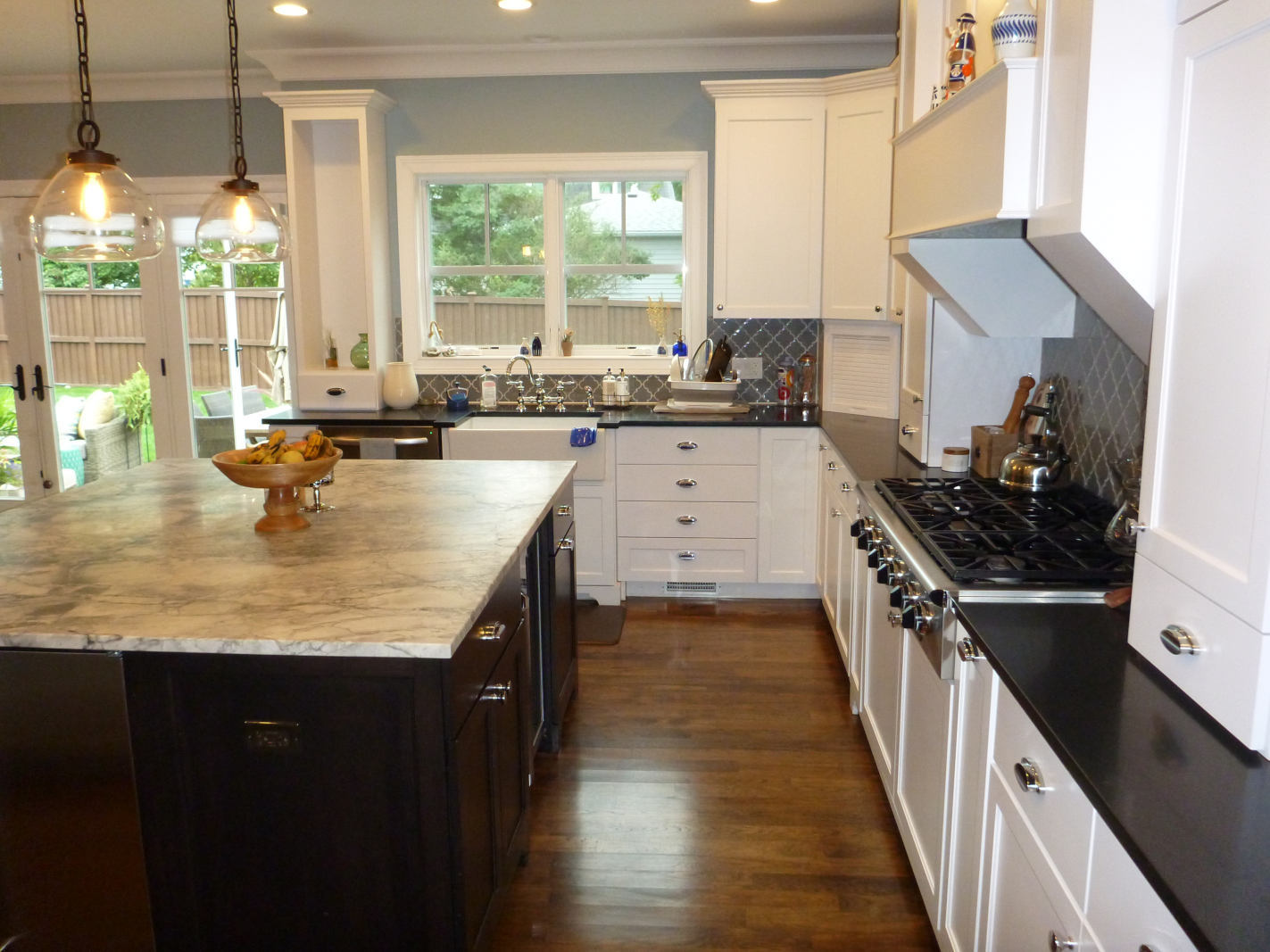 Custom home kitchen design - view of range and large island - Platinum Builders